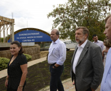 O Governo do Estado recebeu na sexta-feira (21), da prefeitura de Curitiba, a posse do terreno do Colégio Estadual Pinheiro do Paraná, no bairro de Santa Felicidade. O repasse foi formalizado pelo governador em exercício, Flávio Arns, e o prefeito Gustavo Fruet, durante encontro realizado no próprio colégio. 