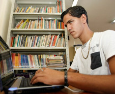 Tiago da Silva, 19 anos, que frequenta a EJA, participa doprojeto piloto para uso dessa ferramenta que poderá ser estendida para todo estado. O exame é aplicado por meio da internet e com o auxílio de softwares leitores de tela com a tecnologia NVDA (Acesso Não Visual ao Computador), um software livre. Além da inclusão, é um avanço que garante à Secretaria da Educação um conhecimento a mais no atendimento aos alunos cegos ou com baixa visão.