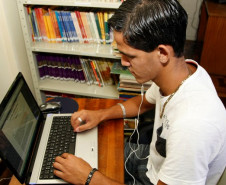 Tiago da Silva, 19 anos, que frequenta a EJA, participa doprojeto piloto para uso dessa ferramenta que poderá ser estendida para todo estado. O exame é aplicado por meio da internet e com o auxílio de softwares leitores de tela com a tecnologia NVDA (Acesso Não Visual ao Computador), um software livre. Além da inclusão, é um avanço que garante à Secretaria da Educação um conhecimento a mais no atendimento aos alunos cegos ou com baixa visão.