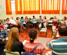 A Secretaria de Estado da Educação encerrou o Curso para Conselheiros Escolares nessa segunda-feira (24), no Colégio Estadual Lysimaco Ferreira da Costa, em Curitiba. O evento contou com cerca de 40 pessoas que participaram das duas últimas turmas do curso na regional de educação de Curitiba. Em todo Paraná, o curso contou com mais de 2,7 mil inscritos.