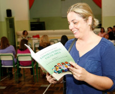 A Secretaria de Estado da Educação encerrou o Curso para Conselheiros Escolares nessa segunda-feira (24), no Colégio Estadual Lysimaco Ferreira da Costa, em Curitiba. O evento contou com cerca de 40 pessoas que participaram das duas últimas turmas do curso na regional de educação de Curitiba. Em todo Paraná, o curso contou com mais de 2,7 mil inscritos.