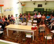 A Secretaria de Estado da Educação encerrou o Curso para Conselheiros Escolares nessa segunda-feira (24), no Colégio Estadual Lysimaco Ferreira da Costa, em Curitiba. O evento contou com cerca de 40 pessoas que participaram das duas últimas turmas do curso na regional de educação de Curitiba. Em todo Paraná, o curso contou com mais de 2,7 mil inscritos.