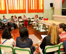 A Secretaria de Estado da Educação encerrou o Curso para Conselheiros Escolares nessa segunda-feira (24), no Colégio Estadual Lysimaco Ferreira da Costa, em Curitiba. O evento contou com cerca de 40 pessoas que participaram das duas últimas turmas do curso na regional de educação de Curitiba. Em todo Paraná, o curso contou com mais de 2,7 mil inscritos.