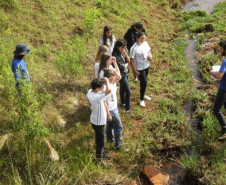 Os alunos do curso Técnico de Meio Ambiente do Colégio Estadual Tancredo Neves, em Francisco Beltrão, participaram, nesta segunda-feira (24), da terceira e última etapa de monitoramento e coleta de amostras de água do Córrego Três Pioneiros, que integra a bacia do Rio Marrecas, próximo à escola.