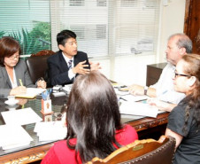O secretário estadual da Educação, Paulo Schmidt, recebeu nesta segunda-feira (1), o professor Kenichi Sakai, supervisor educacional da secretaria municipal de Educação de Toyohashi, cidade japonesa da província de Aichi. Sakai elogiou a hora-atividade, que dá ao professor paranaense mais tempo para preparar as aulas.