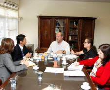 O secretário estadual da Educação, Paulo Schmidt, recebeu nesta segunda-feira (1), o professor Kenichi Sakai, supervisor educacional da secretaria municipal de Educação de Toyohashi, cidade japonesa da província de Aichi. Sakai elogiou a hora-atividade, que dá ao professor paranaense mais tempo para preparar as aulas.