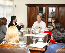 O secretário estadual da Educação, Paulo Schmidt, recebeu nesta segunda-feira (1), o professor Kenichi Sakai, supervisor educacional da secretaria municipal de Educação de Toyohashi, cidade japonesa da província de Aichi. Sakai elogiou a hora-atividade, que dá ao professor paranaense mais tempo para preparar as aulas.