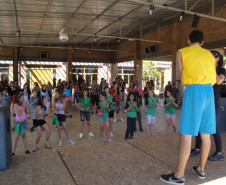 Mais de cem estudantes foram a Pirapozinho, interior de São Paulo, para realizar caminhada ecológica e atividades recreativas. 