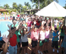 Mais de cem estudantes foram a Pirapozinho, interior de São Paulo, para realizar caminhada ecológica e atividades recreativas. 