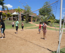 Mais de cem estudantes foram a Pirapozinho, interior de São Paulo, para realizar caminhada ecológica e atividades recreativas. 