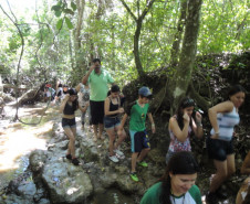 Mais de cem estudantes foram a Pirapozinho, interior de São Paulo, para realizar caminhada ecológica e atividades recreativas. 