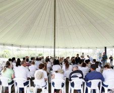 A Sanepar recebe nesta terça e quarta-feira (9 e 10), no Parque das Nascentes, em Pinhais, 120 alunos e professores das escolas paranaenses que participam do programa “Sustentabilidade: da Escola ao Rio”. Vindos de diversas regiões do Estado, eles estão reunidos para trocar experiências e compartilhar os resultados do monitoramento da água dos rios do Paraná e dos resíduos sólidos nas áreas de mananciais. 09-12-14.