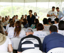 A Sanepar recebe nesta terça e quarta-feira (9 e 10), no Parque das Nascentes, em Pinhais, 120 alunos e professores das escolas paranaenses que participam do programa “Sustentabilidade: da Escola ao Rio”. Vindos de diversas regiões do Estado, eles estão reunidos para trocar experiências e compartilhar os resultados do monitoramento da água dos rios do Paraná e dos resíduos sólidos nas áreas de mananciais. 09-12-14.