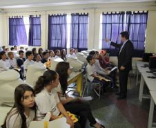 Alunos e professores de colégios estaduais participam da Semana Original, evento de combate à pirataria que acontece de 9 a 12 de dezembro, em Curitiba. A ação é promovida pelo Sindicato Nacional dos Analistas Tributários da Receita Federal (Sindireceita) e o Instituto Brasileiro de Ética Concorrencial para sensibilizar a sociedade quanto à valorização de produtos originais, combate ao contrabando e pirataria, além da importância dos tributos.