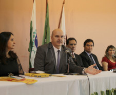 Alunos e professores de colégios estaduais participam da Semana Original, evento de combate à pirataria que acontece de 9 a 12 de dezembro, em Curitiba. A ação é promovida pelo Sindicato Nacional dos Analistas Tributários da Receita Federal (Sindireceita) e o Instituto Brasileiro de Ética Concorrencial para sensibilizar a sociedade quanto à valorização de produtos originais, combate ao contrabando e pirataria, além da importância dos tributos.
