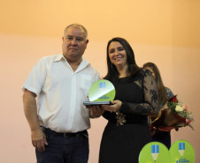Alunos e professores de colégios estaduais participam da Semana Original, evento de combate à pirataria que acontece de 9 a 12 de dezembro, em Curitiba. A ação é promovida pelo Sindicato Nacional dos Analistas Tributários da Receita Federal (Sindireceita) e o Instituto Brasileiro de Ética Concorrencial para sensibilizar a sociedade quanto à valorização de produtos originais, combate ao contrabando e pirataria, além da importância dos tributos.