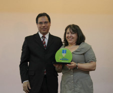 Alunos e professores de colégios estaduais participam da Semana Original, evento de combate à pirataria que acontece de 9 a 12 de dezembro, em Curitiba. A ação é promovida pelo Sindicato Nacional dos Analistas Tributários da Receita Federal (Sindireceita) e o Instituto Brasileiro de Ética Concorrencial para sensibilizar a sociedade quanto à valorização de produtos originais, combate ao contrabando e pirataria, além da importância dos tributos.