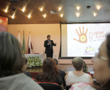 Alunos e professores de colégios estaduais participam da Semana Original, evento de combate à pirataria que acontece de 9 a 12 de dezembro, em Curitiba. A ação é promovida pelo Sindicato Nacional dos Analistas Tributários da Receita Federal (Sindireceita) e o Instituto Brasileiro de Ética Concorrencial para sensibilizar a sociedade quanto à valorização de produtos originais, combate ao contrabando e pirataria, além da importância dos tributos.
