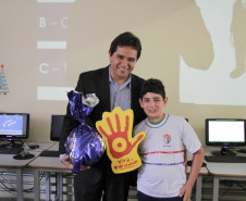 Alunos e professores de colégios estaduais participam da Semana Original, evento de combate à pirataria que acontece de 9 a 12 de dezembro, em Curitiba. A ação é promovida pelo Sindicato Nacional dos Analistas Tributários da Receita Federal (Sindireceita) e o Instituto Brasileiro de Ética Concorrencial para sensibilizar a sociedade quanto à valorização de produtos originais, combate ao contrabando e pirataria, além da importância dos tributos.