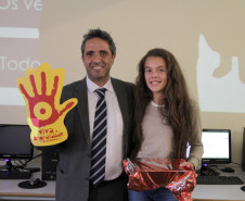 Alunos e professores de colégios estaduais participam da Semana Original, evento de combate à pirataria que acontece de 9 a 12 de dezembro, em Curitiba. A ação é promovida pelo Sindicato Nacional dos Analistas Tributários da Receita Federal (Sindireceita) e o Instituto Brasileiro de Ética Concorrencial para sensibilizar a sociedade quanto à valorização de produtos originais, combate ao contrabando e pirataria, além da importância dos tributos.