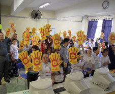 Alunos e professores de colégios estaduais participam da Semana Original, evento de combate à pirataria que acontece de 9 a 12 de dezembro, em Curitiba. A ação é promovida pelo Sindicato Nacional dos Analistas Tributários da Receita Federal (Sindireceita) e o Instituto Brasileiro de Ética Concorrencial para sensibilizar a sociedade quanto à valorização de produtos originais, combate ao contrabando e pirataria, além da importância dos tributos.