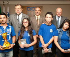 O concurso organizado pela Associação Comercial do Paraná e Secretaria de Estado da Educação permite que os alunos da rede pública estadual conheçam um pouco mais da vida e do trabalho de Ildefonso Pereira Correia, o Barão do Serro Azul. O trabalho também incentiva a formação cidadã dos estudantes. Na foto os alunos do Colégio Estadual Beatriz Faria Ansay da cidade de Curitiba. 10-12-14.  