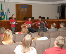 O concurso organizado pela Associação Comercial do Paraná e Secretaria de Estado da Educação permite que os alunos da rede pública estadual conheçam um pouco mais da vida e do trabalho de Ildefonso Pereira Correia, o Barão do Serro Azul. O trabalho também incentiva a formação cidadã dos estudantes. Na foto alunos do Colegio Estadual Dom Pedro I da cidade de Pitanga. 10-12-14.  