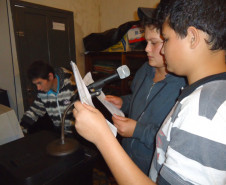 A radionovela, sucesso das rádios brasileiras entre as décadas de 1940 e 1960, foi resgatada pelo Colégio Estadual Abraham Lincoln, do município de Kaloré para desenvolver o hábito da leitura entre os estudantes