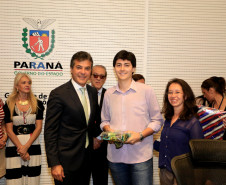 Foram premiados nesta segunda-feira (8) os alunos vencedores do Concurso “50 Anos do Golpe de 64 - Para Que Não Se Esqueça, Para Que Nunca Mais Aconteça”. Participaram estudantes do ensino médio de toda a rede estadual de ensino do Paraná, nas categorias Composição Visual (cartaz) e Curta Metragem/documentário (vídeo com até 10 minutos).