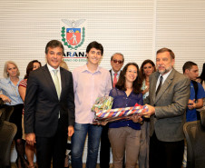 Foram premiados nesta segunda-feira (8) os alunos vencedores do Concurso “50 Anos do Golpe de 64 - Para Que Não Se Esqueça, Para Que Nunca Mais Aconteça”. Participaram estudantes do ensino médio de toda a rede estadual de ensino do Paraná, nas categorias Composição Visual (cartaz) e Curta Metragem/documentário (vídeo com até 10 minutos).