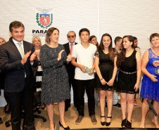 Foram premiados nesta segunda-feira (8) os alunos vencedores do Concurso “50 Anos do Golpe de 64 - Para Que Não Se Esqueça, Para Que Nunca Mais Aconteça”. Participaram estudantes do ensino médio de toda a rede estadual de ensino do Paraná, nas categorias Composição Visual (cartaz) e Curta Metragem/documentário (vídeo com até 10 minutos).