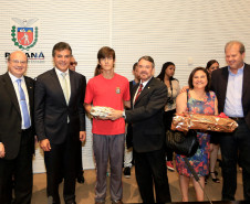 Foram premiados nesta segunda-feira (8) os alunos vencedores do Concurso “50 Anos do Golpe de 64 - Para Que Não Se Esqueça, Para Que Nunca Mais Aconteça”. Participaram estudantes do ensino médio de toda a rede estadual de ensino do Paraná, nas categorias Composição Visual (cartaz) e Curta Metragem/documentário (vídeo com até 10 minutos).