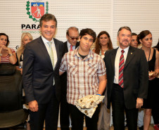 Foram premiados nesta segunda-feira (8) os alunos vencedores do Concurso “50 Anos do Golpe de 64 - Para Que Não Se Esqueça, Para Que Nunca Mais Aconteça”. Participaram estudantes do ensino médio de toda a rede estadual de ensino do Paraná, nas categorias Composição Visual (cartaz) e Curta Metragem/documentário (vídeo com até 10 minutos).