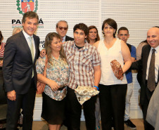 Foram premiados nesta segunda-feira (8) os alunos vencedores do Concurso “50 Anos do Golpe de 64 - Para Que Não Se Esqueça, Para Que Nunca Mais Aconteça”. Participaram estudantes do ensino médio de toda a rede estadual de ensino do Paraná, nas categorias Composição Visual (cartaz) e Curta Metragem/documentário (vídeo com até 10 minutos).