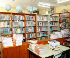As escolas estaduais do Paraná receberão os livros didáticos do Ensino Médio entre dezembro e fevereiro. Os livros são enviados diretamente pelo Ministério da Educação e a Secretaria de Estado da Educação alerta as escolas para conferirem o material no momento da entrega.