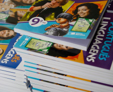 As escolas estaduais do Paraná receberão os livros didáticos do Ensino Médio entre dezembro e fevereiro. Os livros são enviados diretamente pelo Ministério da Educação e a Secretaria de Estado da Educação alerta as escolas para conferirem o material no momento da entrega.