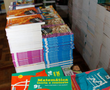 As escolas estaduais do Paraná receberão os livros didáticos do Ensino Médio entre dezembro e fevereiro. Os livros são enviados diretamente pelo Ministério da Educação e a Secretaria de Estado da Educação alerta as escolas para conferirem o material no momento da entrega.