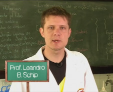 Vídeos trazem exemplos práticos e orientações sobre o uso de laboratórios de Química, Física, Matemática e Biologia nas escolas.