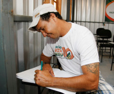 Em uma década, o Programa Paraná Alfabetizado já atendeu mais de 500 mil pessoas no estado, com 15 anos ou mais que não eram alfabetizadas. Na foto o aluno Siderei Carlos Batista dos Santos, 25-11-14. 