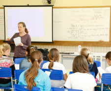 A carreira de professores da rede estadual do Paraná teve avanços históricos nos últimos quatro anos, como aumento salarial de 60% e a ampliação da hora-atividade, que garante mais tempo para preparativos de aulas e correções de trabalhos e provas