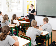 Colégio Estadual do Campo Fritz Kliewer na Colônia Witmarsum, em Palmeiras, onde os alunos tem aula de alemão. Na foto a professora Annele Pauls Penner. 03-12-14.  