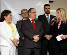 Fernando Xavier Ferreira assumiu a secretaria da Educação do Paraná nesta segunda-feira (05). A cerimônia de transmissão foi acompanhada da vice-governadora do Estado, Cida Borghetti, diretores de escolas, funcionários da secretaria, deputados federais e estaduais, representantes de instituições de educação especial conveniadas à rede estadual além de familiares do novo secretário. 05-01-15.