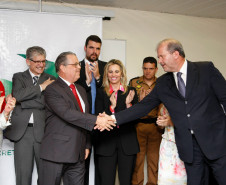 Fernando Xavier Ferreira assumiu a secretaria da Educação do Paraná nesta segunda-feira (05). A cerimônia de transmissão foi acompanhada da vice-governadora do Estado, Cida Borghetti, diretores de escolas, funcionários da secretaria, deputados federais e estaduais, representantes de instituições de educação especial conveniadas à rede estadual além de familiares do novo secretário. 05-01-15.
