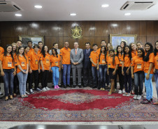 O presidente do Senado Federal, senador Renan Calheiros (PMDB-AL) recebe no gabinete da presidência os 27 jovens que participam do Projeto Jovem Senador 2014 fazem visita guiada nas dependências do Congresso Nacional, antes da cerimônia de posse e premiação.