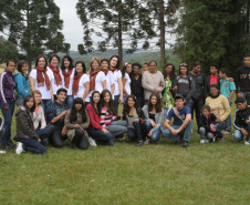 Alunos e professores do Colégio Estadual João Paulo II, em Arapoti, visitam Colônia do Sutil, em Ponta Grossa. Evento contribui para atividades da equipe multidisciplinar da escola.