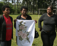 Alunos e professores do Colégio Estadual João Paulo II, em Arapoti, visitam Colônia do Sutil, em Ponta Grossa. Evento contribui para atividades da equipe multidisciplinar da escola.
