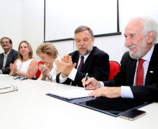 Governo do Estado oficializa cessão de uso do imóvel Belvedere pela Academia Paranaense de Letras. Na foto, da esquerda para direita: secretário estadual da Ciência, Tecnologia e Ensino Superior, João Carlos Gomes, secretária estadual da Administração e Previdência, Dinorah Botto Portugal Nogara, Chloris Casagrande Justen, secretário especial para Assuntos Estratégicos, Flávio Arns e o presidente da Fecomércio, Darci Pianna.
Curitiba, 19/01/2015.
