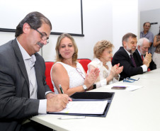 Governo do Estado oficializa cessão de uso do imóvel Belvedere pela Academia Paranaense de Letras. Na foto, da esquerda para direita: secretário estadual da Ciência, Tecnologia e Ensino Superior, João Carlos Gomes, secretária estadual da Administração e Previdência, Dinorah Botto Portugal Nogara, Chloris Casagrande Justen, secretário especial para Assuntos Estratégicos, Flávio Arns e o presidente da Fecomércio, Darci Pianna.
Curitiba, 19/01/2015.