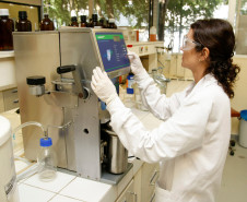 Instituto de Tecnologia do Paraná (Tecpar) realiza rigorosos testes de qualidade na merenda antes que ela chegue aos pratos de 1,3 milhão de estudantes. 21-01-15.