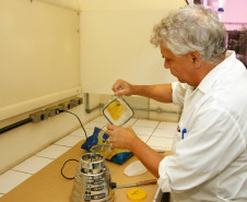 Instituto de Tecnologia do Paraná (Tecpar) realiza rigorosos testes de qualidade na merenda antes que ela chegue aos pratos de 1,3 milhão de estudantes. 21-01-15.